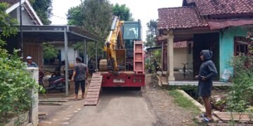 Babinsa Kawal Distribusi Alat Berat ke Lokasi Pembangunan Jembatan Garuda