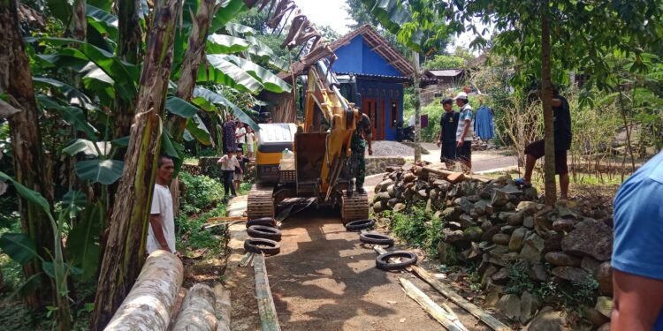 Babinsa Kawal Distribusi Alat Berat ke Lokasi Pembangunan Jembatan Garuda