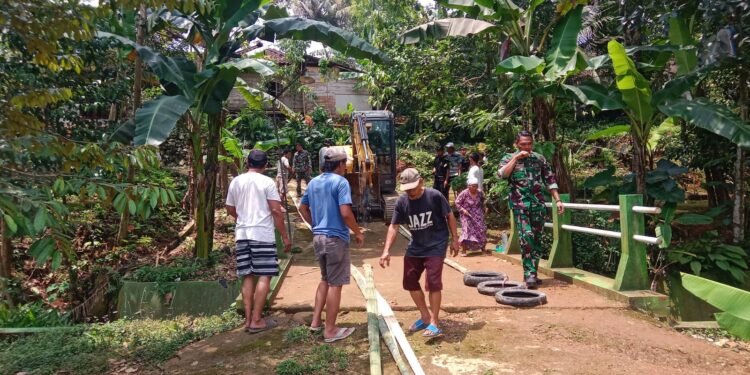 Babinsa Kawal Distribusi Alat Berat ke Lokasi Pembangunan Jembatan Garuda