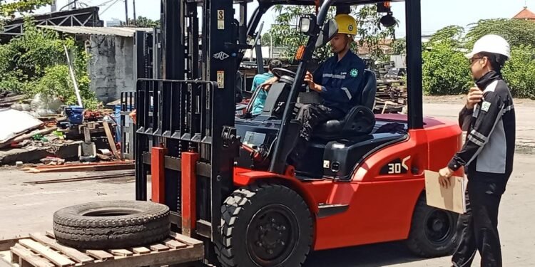 Kebutuhan Operator Forklift Meningkat, Disnaker Batang Kirimkan Warga Ikuti Pelatihan