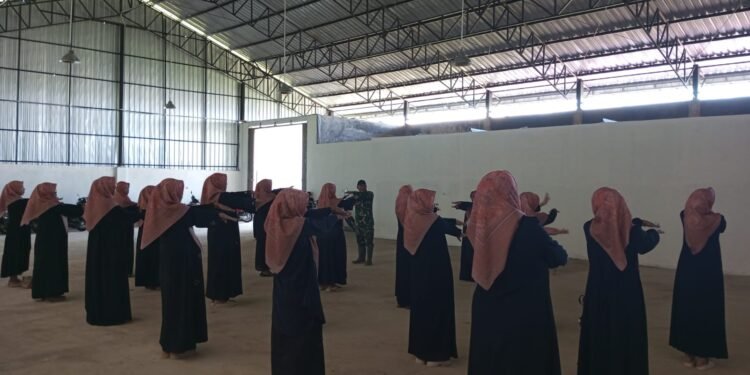 Ibu ibu Hamil Memanfaatkan Gudang Koprasi Merah Putih Untuk Kegiatan Senam