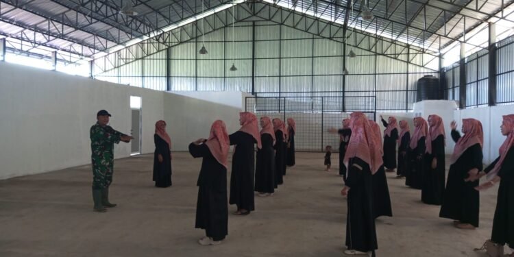 Ibu ibu Hamil Memanfaatkan Gudang Koprasi Merah Putih Untuk Kegiatan Senam