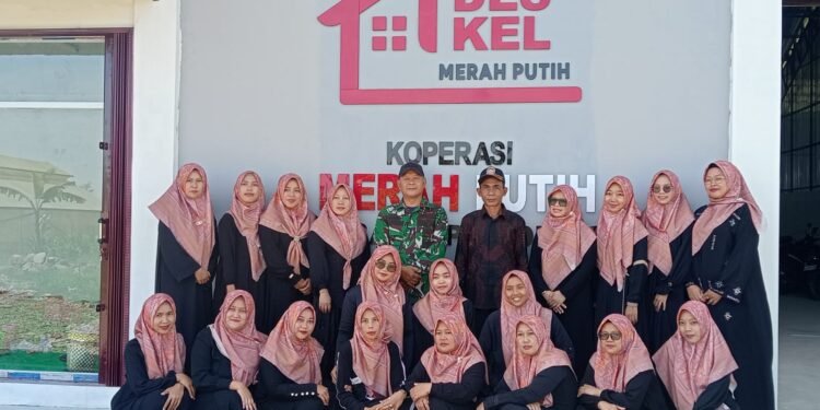 Ibu ibu Hamil Memanfaatkan Gudang Koprasi Merah Putih Untuk Kegiatan Senam