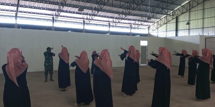 Ibu ibu Hamil Memanfaatkan Gudang Koprasi Merah Putih Untuk Kegiatan Senam