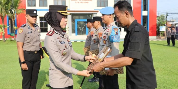 Apresiasi Dedikasi, Kapolres Batang Beri Penghargaan Personel Polsek Bandar dan Warga Berprestasi