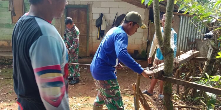 Babinsa Bersama Warga Siapkan Besi untuk Pembangunan Jembatan Garuda