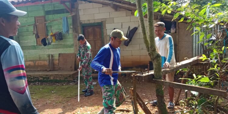 Babinsa Bersama Warga Siapkan Besi untuk Pembangunan Jembatan Garuda