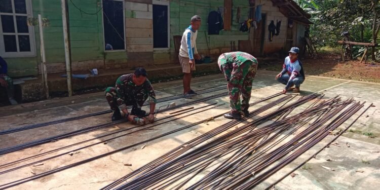 Babinsa Bersama Warga Siapkan Besi untuk Pembangunan Jembatan Garuda