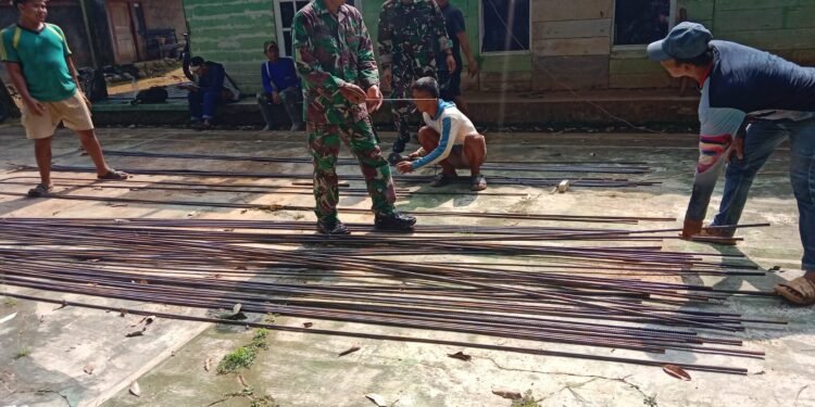 Babinsa Bersama Warga Siapkan Besi untuk Pembangunan Jembatan Garuda