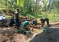 Warga bersama TNI melakukan perakitan besi untuk pondasi cakar ayam sebagai bagian dari pembangunan infrastruktur jembatan