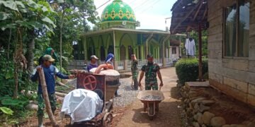 Semangat Gotong Royong Babinsa Bersama warga Melangsir Material Bangunan