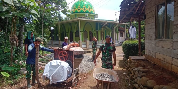 Semangat Gotong Royong Babinsa Bersama warga Melangsir Material Bangunan
