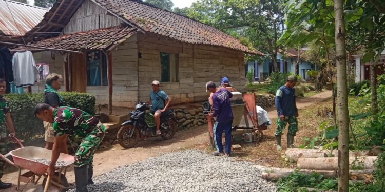 Semangat Gotong Royong Babinsa Bersama warga Melangsir Material Bangunan