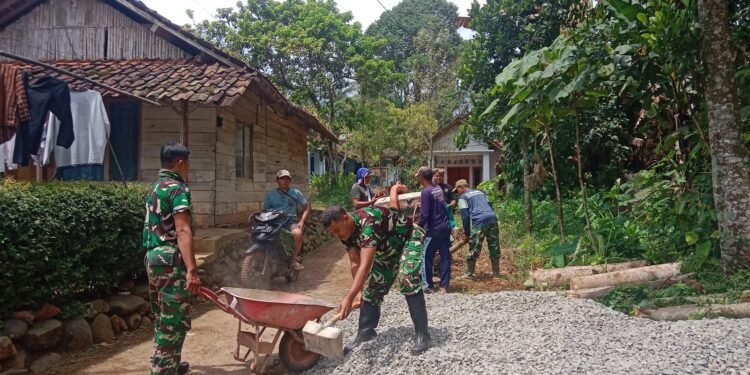 Semangat Gotong Royong Babinsa Bersama warga Melangsir Material Bangunan