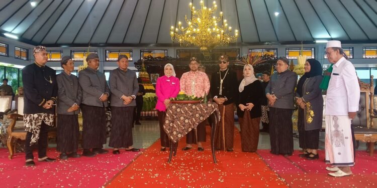 Dandim 0736/Batang Bersama Ibu Ikuti Kirab Budaya HUT Kabupaten Batang