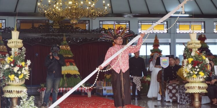 Dandim 0736/Batang Bersama Ibu Ikuti Kirab Budaya HUT Kabupaten Batang