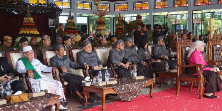 Dandim 0736/Batang Bersama Ibu Ikuti Kirab Budaya HUT Kabupaten Batang