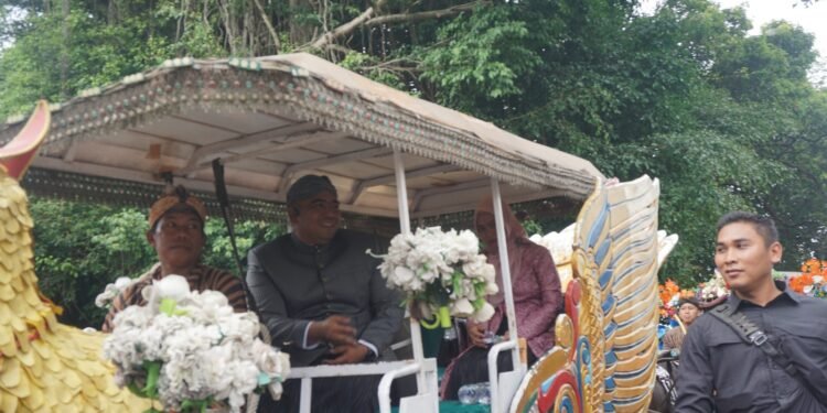 Dandim 0736/Batang Bersama Ibu Ikuti Kirab Budaya HUT Kabupaten Batang