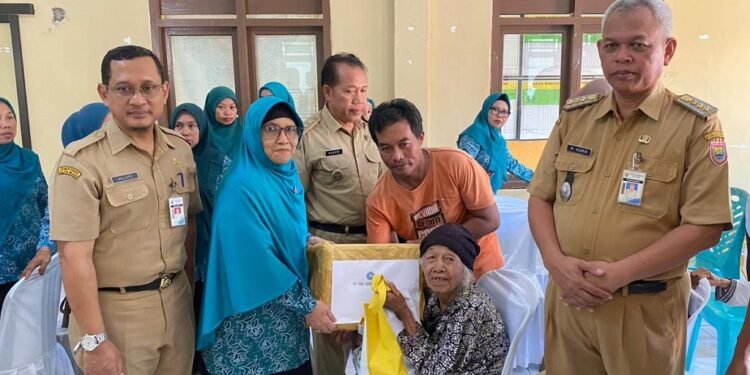 HUT Ke-60 Pemkab Batang, Dinsos Salurkan Bansos