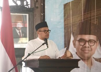 Bupati Batang Bagikan Pengalaman Tiga Kali Haji, Mulai Jalur Tak Biasa Hingga Undangan Raja  Batang – Bupati Batang M. Faiz Kurniawan membagikan pengalaman pribadinya menunaikan ibadah haji sebanyak tiga kali saat acara pelepasan jemaah haji Kabupaten Batang di Pendopo Kabupaten Batang, Jumat (17/4/2026). Dalam kesempatan tersebut, Faiz menceritakan berbagai pengalaman yang pernah dilaluinya, mulai dari perjalanan yang penuh tantangan hingga kesempatan berhaji melalui jalur resmi dan undangan khusus. “Saya sudah tiga kali berangkat haji, mulai dari pengalaman yang cukup sulit hingga yang melalui jalur resmi. Semua proses itu bisa saya jalani dengan baik sampai selesai,” ungkapnya. Ia mengungkapkan, pada keberangkatan pertamanya pada 2017, dirinya sempat menghadapi berbagai kendala, termasuk harus melalui rute tidak biasa hingga mengalami deportasi sebelum akhirnya dapat melanjutkan perjalanan ke Tanah Suci. Meski demikian, pengalaman tersebut menjadi pembelajaran berharga tentang kesabaran dan ketekunan dalam menjalankan ibadah. Selanjutnya, pada 2019, Faiz kembali menunaikan ibadah haji bersama keluarga melalui jalur resmi. Sementara pada 2021, ia mendapatkan kesempatan berhaji melalui undangan khusus dari pemerintah Arab Saudi. “Alhamdulillah, saya sudah merasakan berbagai pengalaman berhaji, dari yang penuh tantangan hingga yang lebih lancar,” jelasnya. Dalam arahannya kepada jemaah, Faiz menekankan bahwa ibadah haji pada dasarnya dapat dijalankan dengan baik jika dilandasi niat yang kuat serta pemahaman yang cukup. Namun demikian, ia mengingatkan bahwa hal terpenting adalah menjaga kebersamaan dan saling membantu antarjemaah selama menjalankan ibadah di Tanah Suci. “Saya titip pesan, tolong saling menjaga satu sama lain, saling menolong. Jangan sampai ada jemaah, terutama yang lanjut usia, ditinggalkan. Harus dijaga bersama, guyub dan rukun,” pungkasnya. Ia berharap seluruh jemaah haji asal Kabupaten Batang dapat menjalankan ibadah dengan lancar serta kembali ke tanah air dalam keadaan sehat dan selamat. (MC Batang, Jateng/Roza/Jumadi)   Keterangan Foto : Bupati Batang M Faiz Kurniawan memberikan sambutan saat pelepasan Haji di Pendopo Kabupaten Batang.