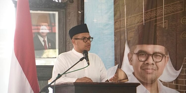 Bupati Batang Bagikan Pengalaman Tiga Kali Haji, Mulai Jalur Tak Biasa Hingga Undangan Raja  Batang – Bupati Batang M. Faiz Kurniawan membagikan pengalaman pribadinya menunaikan ibadah haji sebanyak tiga kali saat acara pelepasan jemaah haji Kabupaten Batang di Pendopo Kabupaten Batang, Jumat (17/4/2026). Dalam kesempatan tersebut, Faiz menceritakan berbagai pengalaman yang pernah dilaluinya, mulai dari perjalanan yang penuh tantangan hingga kesempatan berhaji melalui jalur resmi dan undangan khusus. “Saya sudah tiga kali berangkat haji, mulai dari pengalaman yang cukup sulit hingga yang melalui jalur resmi. Semua proses itu bisa saya jalani dengan baik sampai selesai,” ungkapnya. Ia mengungkapkan, pada keberangkatan pertamanya pada 2017, dirinya sempat menghadapi berbagai kendala, termasuk harus melalui rute tidak biasa hingga mengalami deportasi sebelum akhirnya dapat melanjutkan perjalanan ke Tanah Suci. Meski demikian, pengalaman tersebut menjadi pembelajaran berharga tentang kesabaran dan ketekunan dalam menjalankan ibadah. Selanjutnya, pada 2019, Faiz kembali menunaikan ibadah haji bersama keluarga melalui jalur resmi. Sementara pada 2021, ia mendapatkan kesempatan berhaji melalui undangan khusus dari pemerintah Arab Saudi. “Alhamdulillah, saya sudah merasakan berbagai pengalaman berhaji, dari yang penuh tantangan hingga yang lebih lancar,” jelasnya. Dalam arahannya kepada jemaah, Faiz menekankan bahwa ibadah haji pada dasarnya dapat dijalankan dengan baik jika dilandasi niat yang kuat serta pemahaman yang cukup. Namun demikian, ia mengingatkan bahwa hal terpenting adalah menjaga kebersamaan dan saling membantu antarjemaah selama menjalankan ibadah di Tanah Suci. “Saya titip pesan, tolong saling menjaga satu sama lain, saling menolong. Jangan sampai ada jemaah, terutama yang lanjut usia, ditinggalkan. Harus dijaga bersama, guyub dan rukun,” pungkasnya. Ia berharap seluruh jemaah haji asal Kabupaten Batang dapat menjalankan ibadah dengan lancar serta kembali ke tanah air dalam keadaan sehat dan selamat. (MC Batang, Jateng/Roza/Jumadi)   Keterangan Foto : Bupati Batang M Faiz Kurniawan memberikan sambutan saat pelepasan Haji di Pendopo Kabupaten Batang.