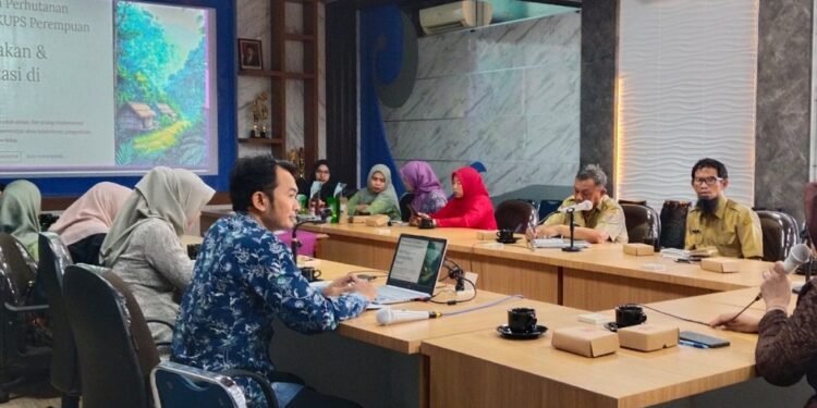 Pemkab Batang Perkuat Komitmen Dukung Pelestarian Perhutanan Sosial  ‎‎ Batang – Pemerintah Kabupaten Batang memperkuat komitmen bersama Perkumpulan untuk Peningkatan Usaha Kecil (PUPUK) Surabaya dalam pemberdayaan Kelompok Usaha Perhutanan Sosial (KUPS) Perempuan dengan menerapkan pendekatan Integrated Area Development (IAD). Dari hasil diskusi, sejumlah lintas instansi turut berkomitmen mendukung pelestarian perhutanan sosial dan pengembangan ekonomi kreatif. Kepala Badan Perencanaan Pembangunan, Riset dan Inovasi Daerah (Bapperida) Batang Bagus Pambudi memastikan seluruh instansi terkait akan mendukung langkah positif melalui peran masing-masing, mulai dari sosialisasi melalui publikasi berbagai media, hingga optimalisasi wisata edukasi.  “Salah satu contohnya memanfaatkan Dinas Komunikasi dan Informatika (Diskominfo) untuk mengkampanyekan pelestarian hutan menggunakan media digital yang dimiliki,” katanya saat ditemui di Bapperida Batang, Kabupaten Batang, Selasa (21/4/2026). Instansi lain yang tak kalah pentingnya yakni Dinas Pemberdayaan Masyarakat dan Desa (Dispermades) yang siap mendorong sinergi dan kolaborasi antar desa.  “Instansi terkait tentu dekat dengan masyarakat desa setempat, sehingga pesan yang disampaikan akan mudah dan cepat dipahami,” jelasnya. Ia juga menegaskan, kolaborasi lintas sektor sangat penting