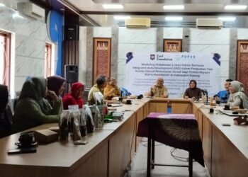 Pemkab Batang Perkuat Komitmen Dukung Pelestarian Perhutanan Sosial  ‎‎ Batang – Pemerintah Kabupaten Batang memperkuat komitmen bersama Perkumpulan untuk Peningkatan Usaha Kecil (PUPUK) Surabaya dalam pemberdayaan Kelompok Usaha Perhutanan Sosial (KUPS) Perempuan dengan menerapkan pendekatan Integrated Area Development (IAD). Dari hasil diskusi, sejumlah lintas instansi turut berkomitmen mendukung pelestarian perhutanan sosial dan pengembangan ekonomi kreatif. Kepala Badan Perencanaan Pembangunan, Riset dan Inovasi Daerah (Bapperida) Batang Bagus Pambudi memastikan seluruh instansi terkait akan mendukung langkah positif melalui peran masing-masing, mulai dari sosialisasi melalui publikasi berbagai media, hingga optimalisasi wisata edukasi.  “Salah satu contohnya memanfaatkan Dinas Komunikasi dan Informatika (Diskominfo) untuk mengkampanyekan pelestarian hutan menggunakan media digital yang dimiliki,” katanya saat ditemui di Bapperida Batang, Kabupaten Batang, Selasa (21/4/2026). Instansi lain yang tak kalah pentingnya yakni Dinas Pemberdayaan Masyarakat dan Desa (Dispermades) yang siap mendorong sinergi dan kolaborasi antar desa.  “Instansi terkait tentu dekat dengan masyarakat desa setempat, sehingga pesan yang disampaikan akan mudah dan cepat dipahami,” jelasnya. Ia juga menegaskan, kolaborasi lintas sektor sangat penting
