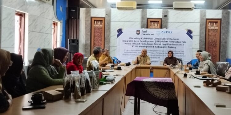 Pemkab Batang Perkuat Komitmen Dukung Pelestarian Perhutanan Sosial  ‎‎ Batang – Pemerintah Kabupaten Batang memperkuat komitmen bersama Perkumpulan untuk Peningkatan Usaha Kecil (PUPUK) Surabaya dalam pemberdayaan Kelompok Usaha Perhutanan Sosial (KUPS) Perempuan dengan menerapkan pendekatan Integrated Area Development (IAD). Dari hasil diskusi, sejumlah lintas instansi turut berkomitmen mendukung pelestarian perhutanan sosial dan pengembangan ekonomi kreatif. Kepala Badan Perencanaan Pembangunan, Riset dan Inovasi Daerah (Bapperida) Batang Bagus Pambudi memastikan seluruh instansi terkait akan mendukung langkah positif melalui peran masing-masing, mulai dari sosialisasi melalui publikasi berbagai media, hingga optimalisasi wisata edukasi.  “Salah satu contohnya memanfaatkan Dinas Komunikasi dan Informatika (Diskominfo) untuk mengkampanyekan pelestarian hutan menggunakan media digital yang dimiliki,” katanya saat ditemui di Bapperida Batang, Kabupaten Batang, Selasa (21/4/2026). Instansi lain yang tak kalah pentingnya yakni Dinas Pemberdayaan Masyarakat dan Desa (Dispermades) yang siap mendorong sinergi dan kolaborasi antar desa.  “Instansi terkait tentu dekat dengan masyarakat desa setempat, sehingga pesan yang disampaikan akan mudah dan cepat dipahami,” jelasnya. Ia juga menegaskan, kolaborasi lintas sektor sangat penting