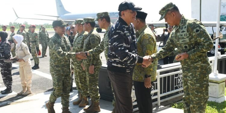 Pangdam IV/Diponegoro Dampingi Menhan dan Panglima TNI Tinjau Latihan Operasi Laut Gabungan 2026