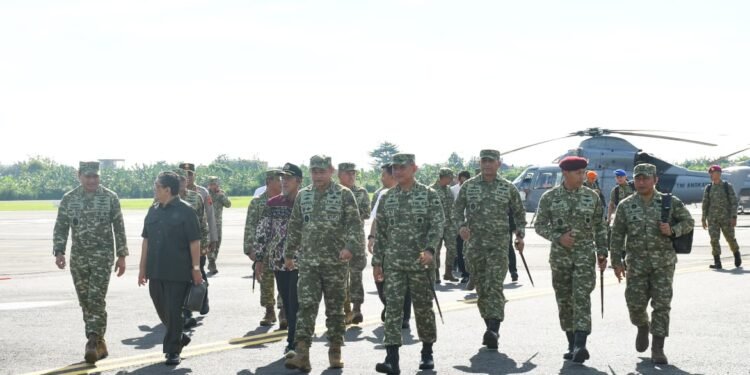 Pangdam IV/Diponegoro Dampingi Menhan dan Panglima TNI Tinjau Latihan Operasi Laut Gabungan 2026