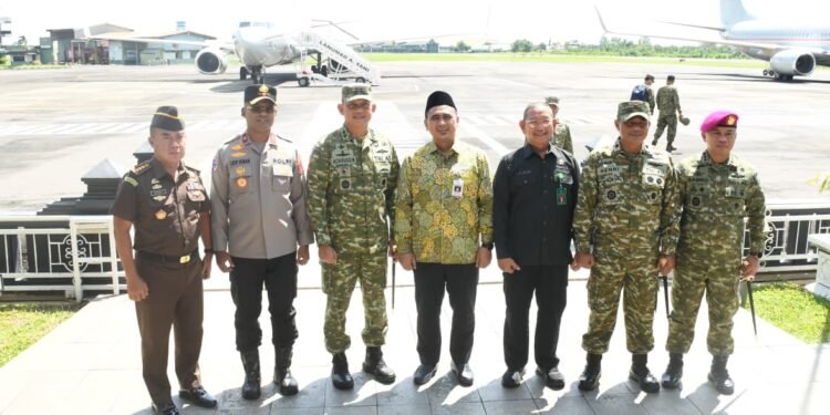 Pangdam IV/Diponegoro Dampingi Menhan dan Panglima TNI Tinjau Latihan Operasi Laut Gabungan 2026