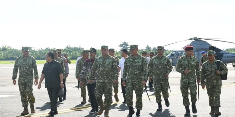 Pangdam IV/Diponegoro Dampingi Menhan dan Panglima TNI Tinjau Latihan Operasi Laut Gabungan 2026