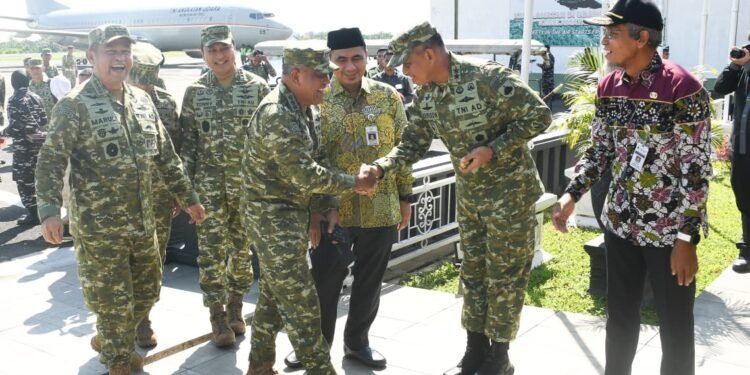 Pangdam IV/Diponegoro Dampingi Menhan dan Panglima TNI Tinjau Latihan Operasi Laut Gabungan 2026