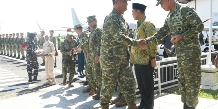 Pangdam IV/Diponegoro Dampingi Menhan dan Panglima TNI Tinjau Latihan Operasi Laut Gabungan 2026