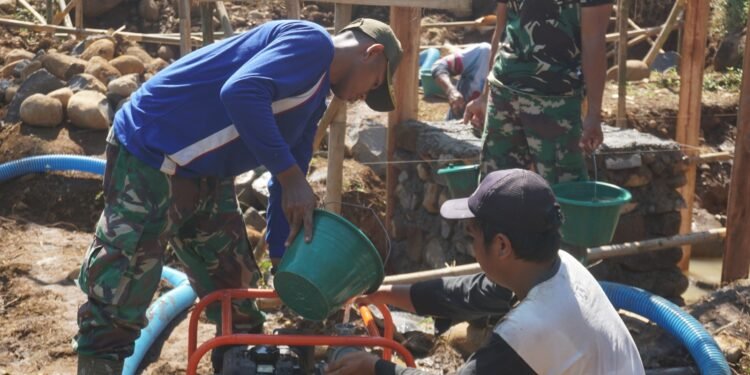 TNI Turun Tangan, Warga Batang Gotong Royong Sedot Air dengan Pompa
