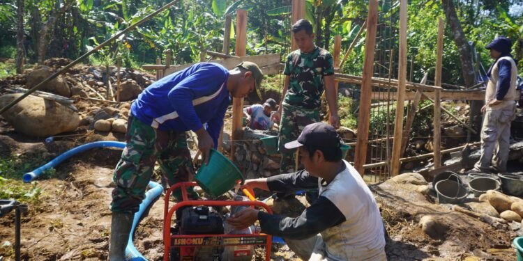TNI Turun Tangan, Warga Batang Gotong Royong Sedot Air dengan Pompa