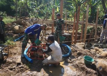 TNI Turun Tangan, Warga Batang Gotong Royong Sedot Air dengan Pompa