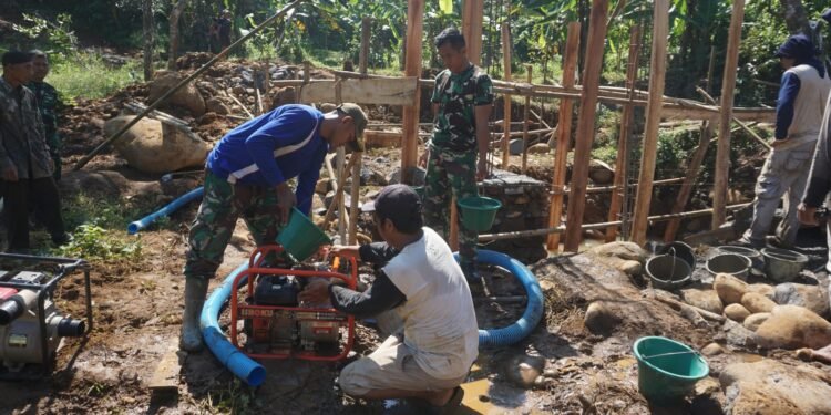 TNI Turun Tangan, Warga Batang Gotong Royong Sedot Air dengan Pompa