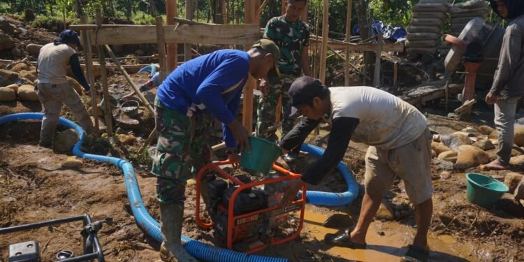 TNI Turun Tangan, Warga Batang Gotong Royong Sedot Air dengan Pompa