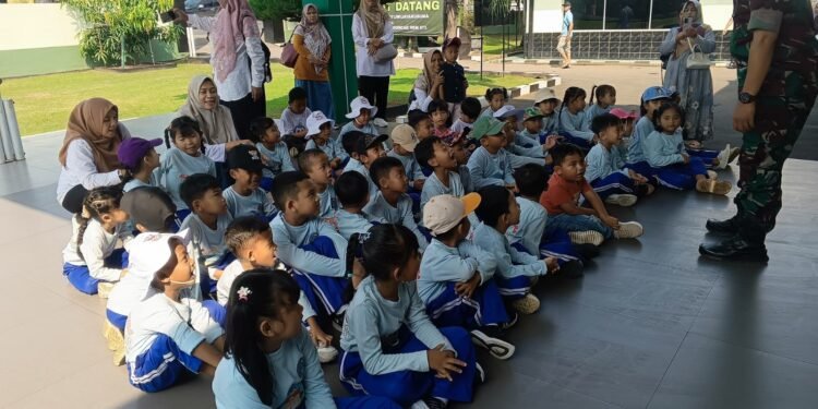 TK Sejahtera Kunjungi Kodim 0736/Batang Tanamakan Cinta Tanah Air Sejak Dini