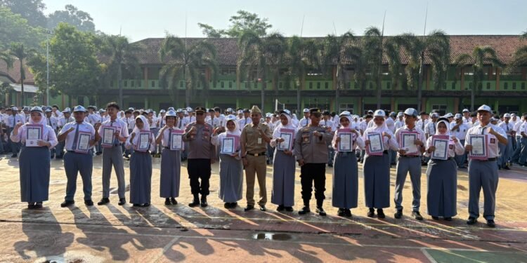 Cegah Tawuran dan Hoax, Kepolisian Batang Berikan Edukasi Kamtibmas di Tengah Penyerahan Juara Lomba Video.