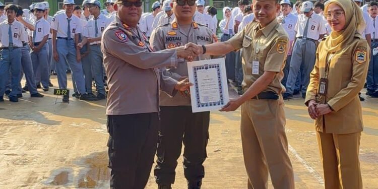 Cegah Tawuran dan Hoax, Kepolisian Batang Berikan Edukasi Kamtibmas di Tengah Penyerahan Juara Lomba Video.