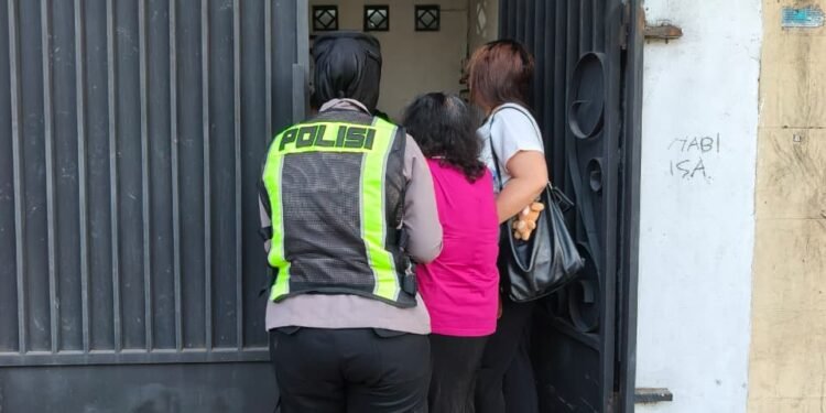 Polri Hadir Jaga Keamanan Ibadah Umat Kristiani di Kabupaten Batang 