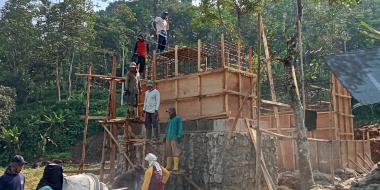 Babinsa 07/Bandar Bersama Warga Kebut Proses Pembuatan Jembatan Garuda