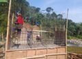Babinsa 07/Bandar Bersama Warga Kebut Proses Pembuatan Jembatan Garuda