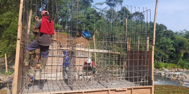 Babinsa 07/Bandar Bersama Warga Kebut Proses Pembuatan Jembatan Garuda