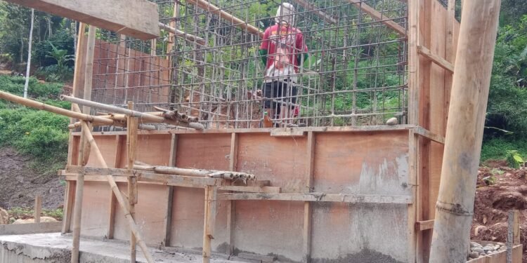Babinsa 07/Bandar Bersama Warga Kebut Proses Pembuatan Jembatan Garuda