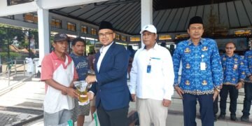 Salurkan Bantuan Pangan, Upaya Pemkab Batang Entaskan Kemiskinan