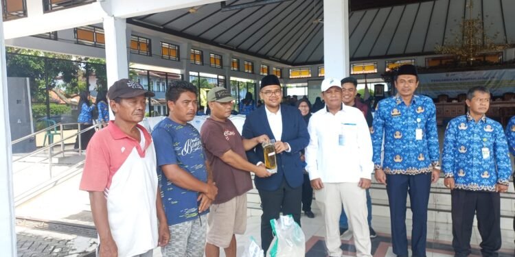 Salurkan Bantuan Pangan, Upaya Pemkab Batang Entaskan Kemiskinan
