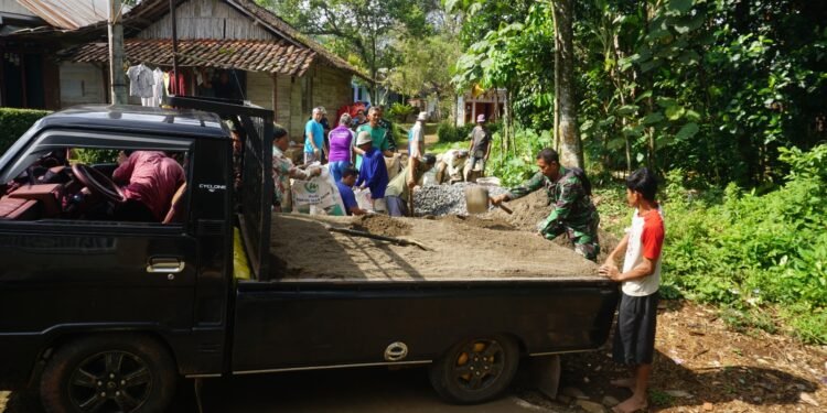 TNI dan Warga Berjibaku Turunkan Material Pasir  ‎